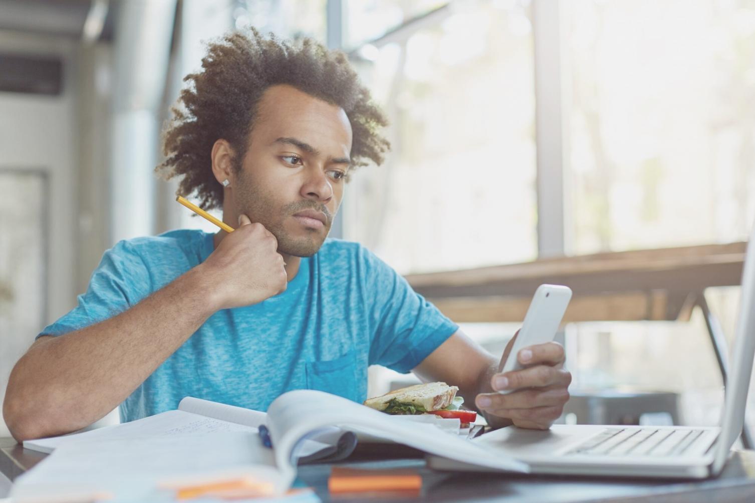 Startup-Team bei der Präsentationsvorbereitung in modernen Büroräumen