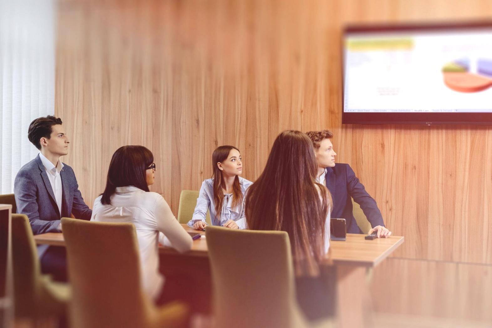 Moderne Startup-Arbeitsumgebung mit Finanzierungsplanung
