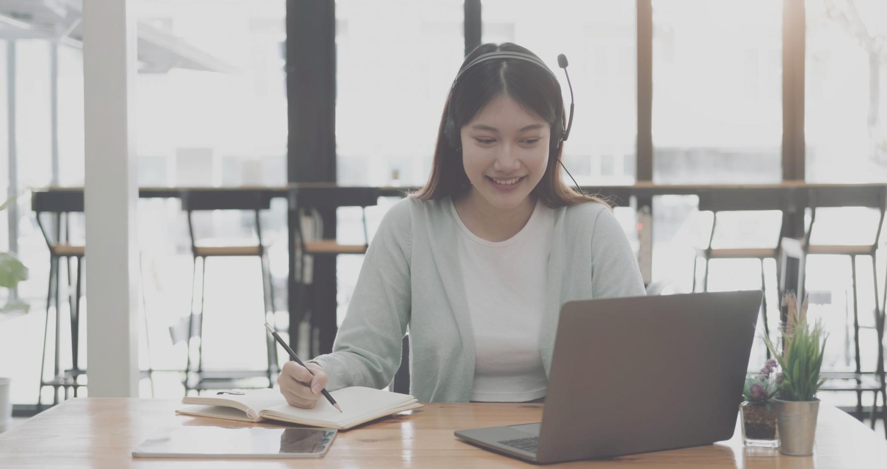 Professionelle Beratungssituation mit Startup-Gründern